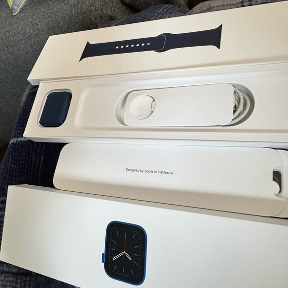 Series 6 Apple Smart Watch 40MM - Picture 3 of 7